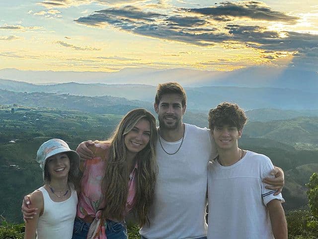 Junto a una imagen de su familia, la actriz acabó con especulaciones.