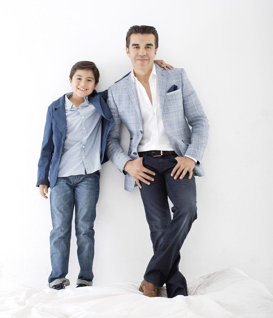Hace un par de días, Adrián Uribe compartió una fotografía de cómo se veía su hijo Gael cuando era tan solo un niño y precisó: ‘Me encontré esta foto de cuando yo era más alto que él. El tiempo vuela’.