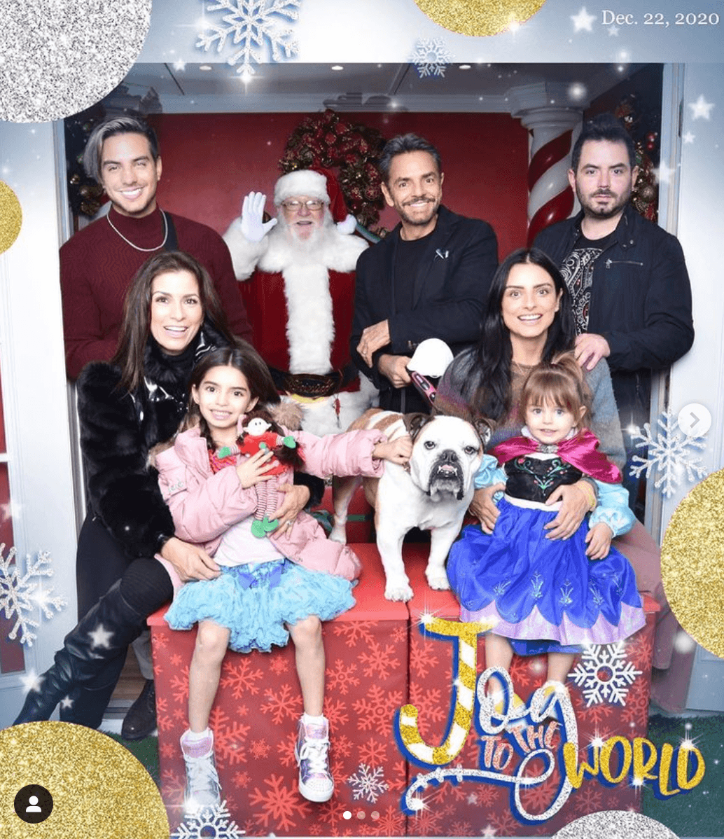 Aislinn, Vadhir, José Eduardo, Eugenio Derbez y Alessandra Rosaldo celebraron haberse podido reunir para tomarse su fotografía con Santa.