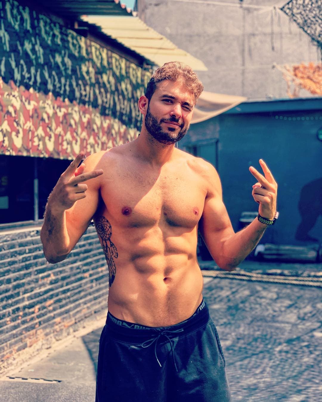 Aunque ha logrado mucha fama en redes sociales, no solo por su parentesco con la protagonista de cine y televisión, también por su atractivo físico y por mostrar su gusto por la vida fitness.