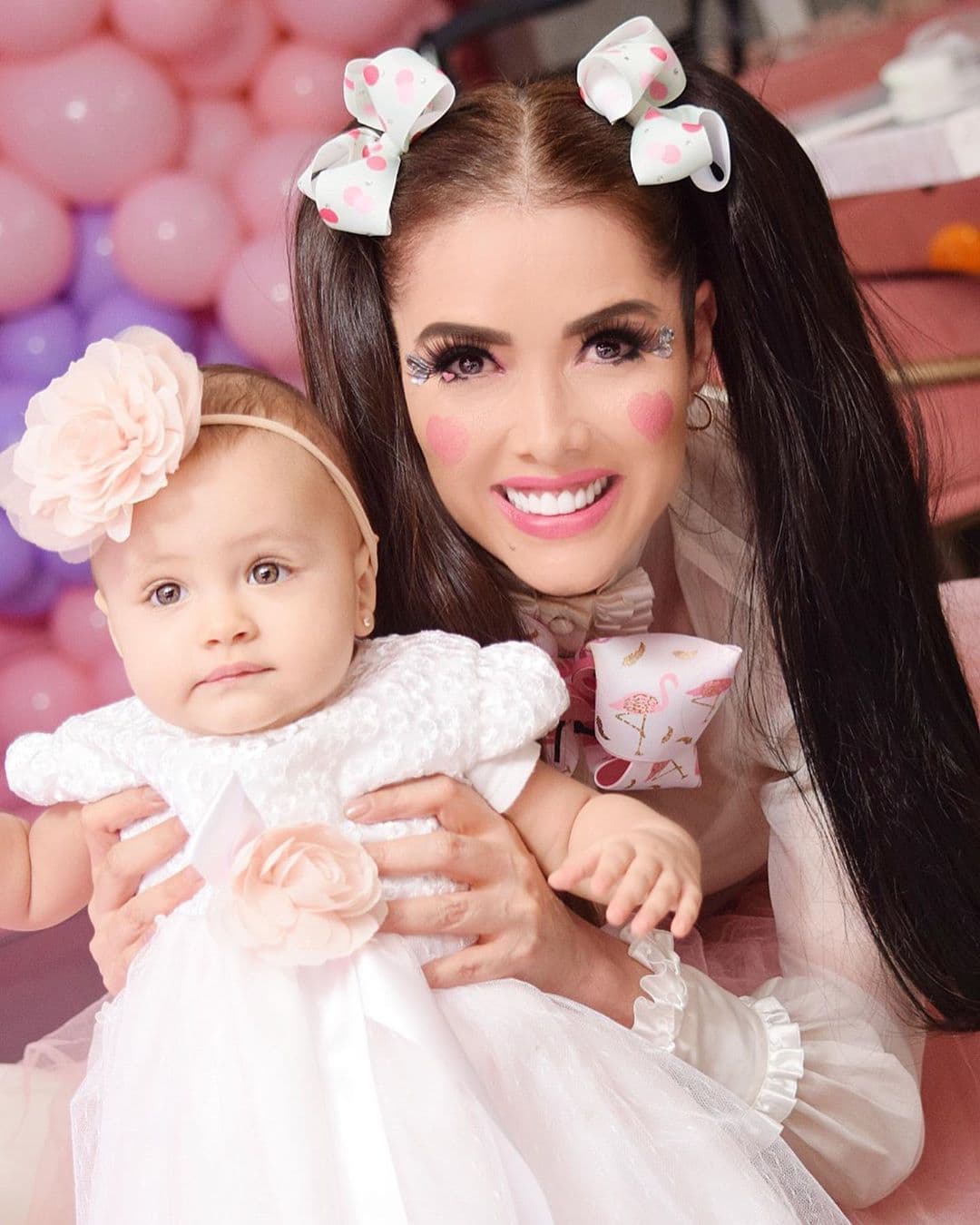 Este 12 de octubre, Marlene Favela celebró el primer cumpleaños de su hija Bella y además de dedicarle un emotivo mensaje en redes sociales, donde compartió también fotos inéditas de su primogénita, la actriz organizó tremenda fiesta llena de globos, mesas de dulces, piñata y divertidos disfraces.
