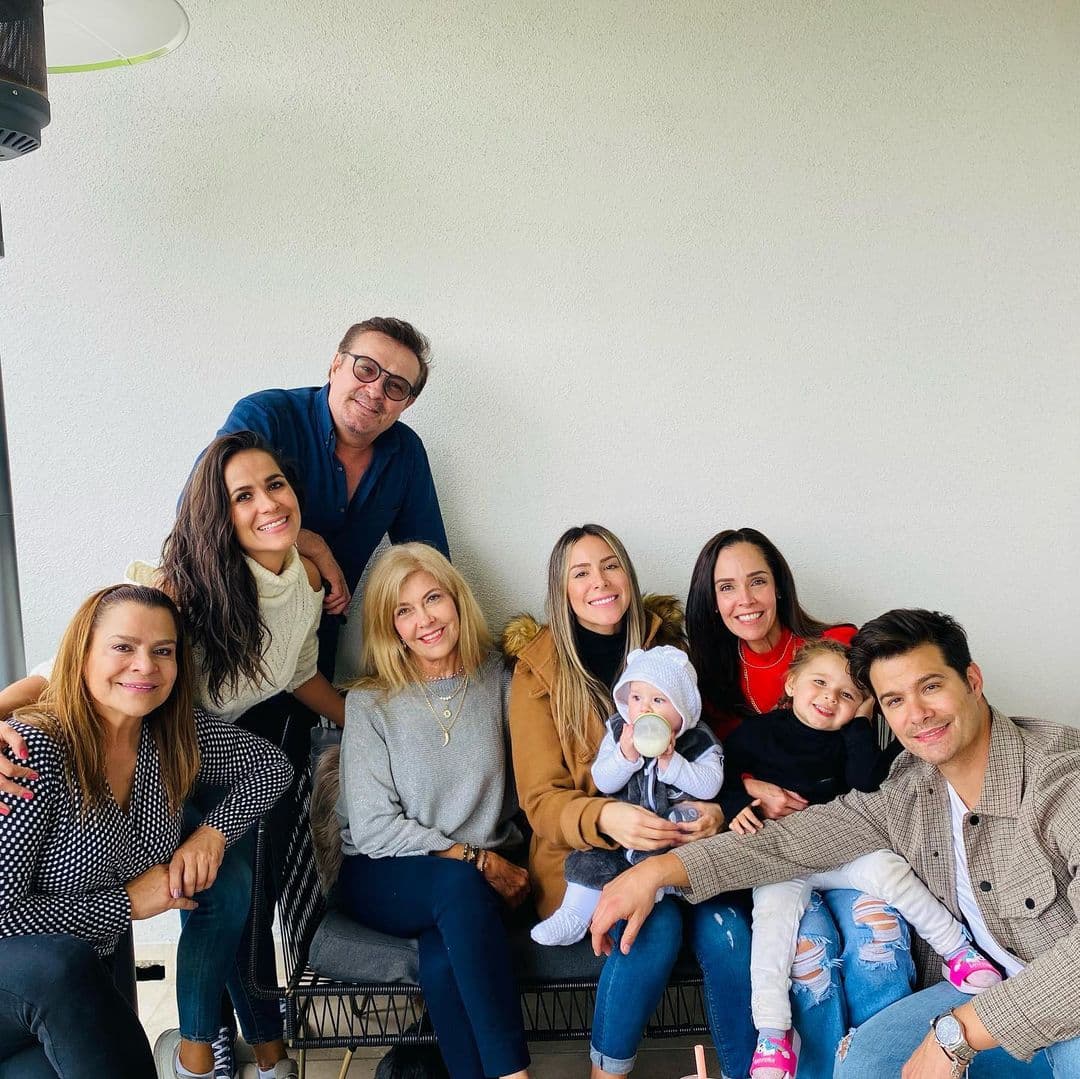 Alessia y Bosco, además de ser hijos de grandes figuras del espectáculo como son Brandon Peniche y Kristal Cid, también son nietos de Arturo Peniche y Gabriela Ortiz, papás del joven actor, y de Sharis Cid, quien es mamá de la presentadora.