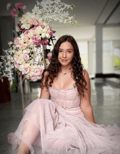 Así, el 22 de abril de 2020, la primogénita de uno de los matrimonios más queridos del mundo del espectáculo celebro su cumpleaños, utilizando un espectacular vestido color rosa palo, confecccionado en tul.