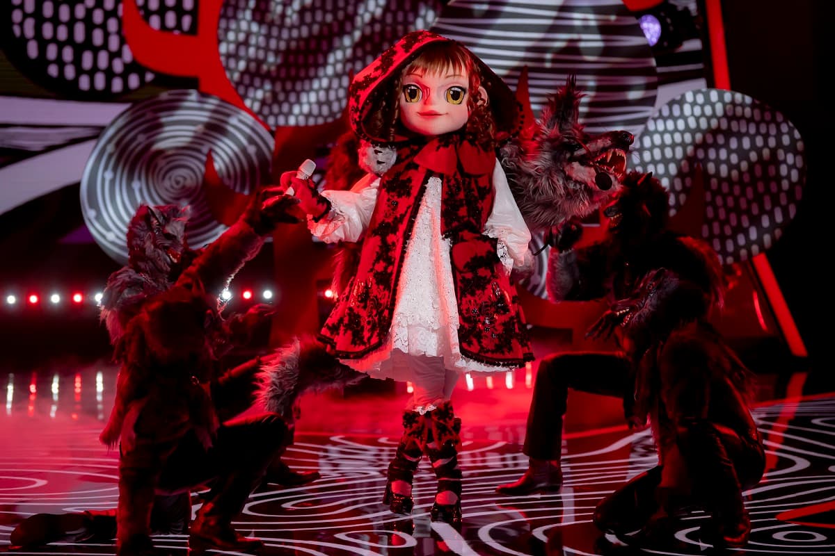 Caperuza irrumpió en el escenario de ¿Quién es la Máscara? 2021 con una caminata muy especial y así cantó ‘Amor a primera vista’, de Belinda y Los Ángeles Azules.