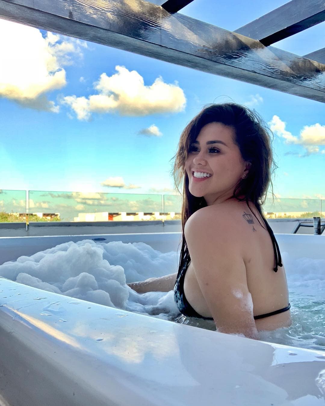 Gomita muestra las dificultades que sufre por el tamaño de sus glúteos