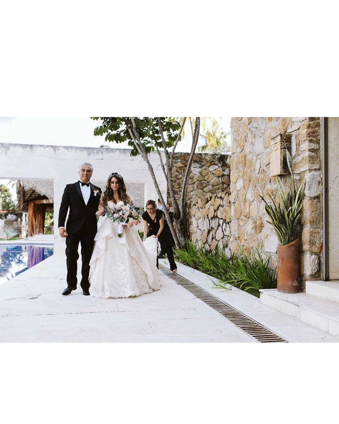 Por primera vez, Dulce María publica foto vestida de novia junto a su padre
