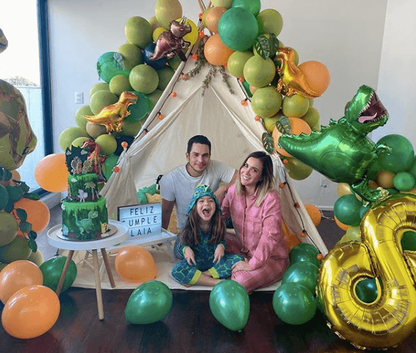 Con una decoración al estilo de 'Jurassic Park', la pequeña Laia celebró su octavo cumpleaños en compañía de mamá y de su papá, el actor Adrián Rubio.