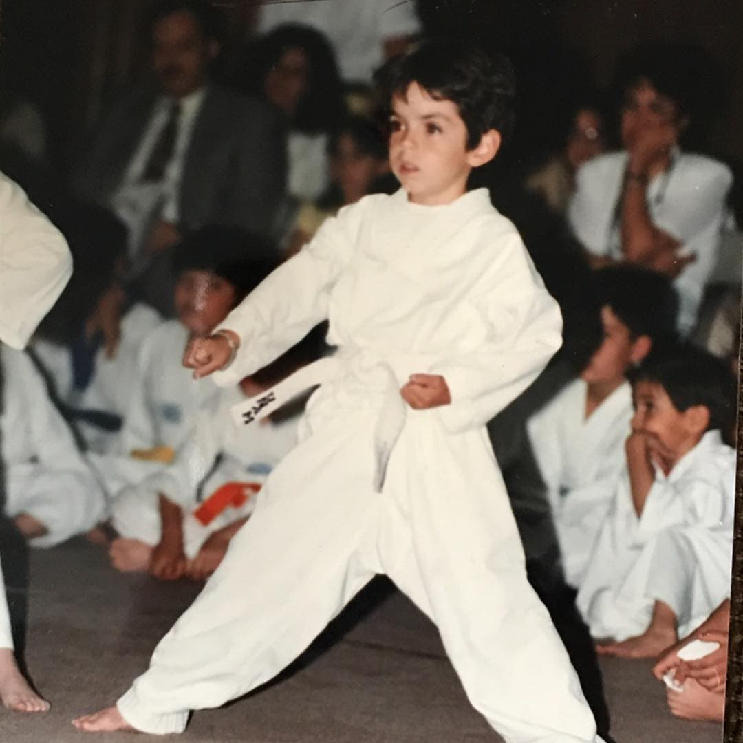 El actor es fruto de la relación que tuvo Victoria Ruffo con Eugenio Derbez de 1992 a 1997. José Eduardo Derbez también ha mostrado el parecido que tiene con su padre, de quien heredó su gusto por la comedia.