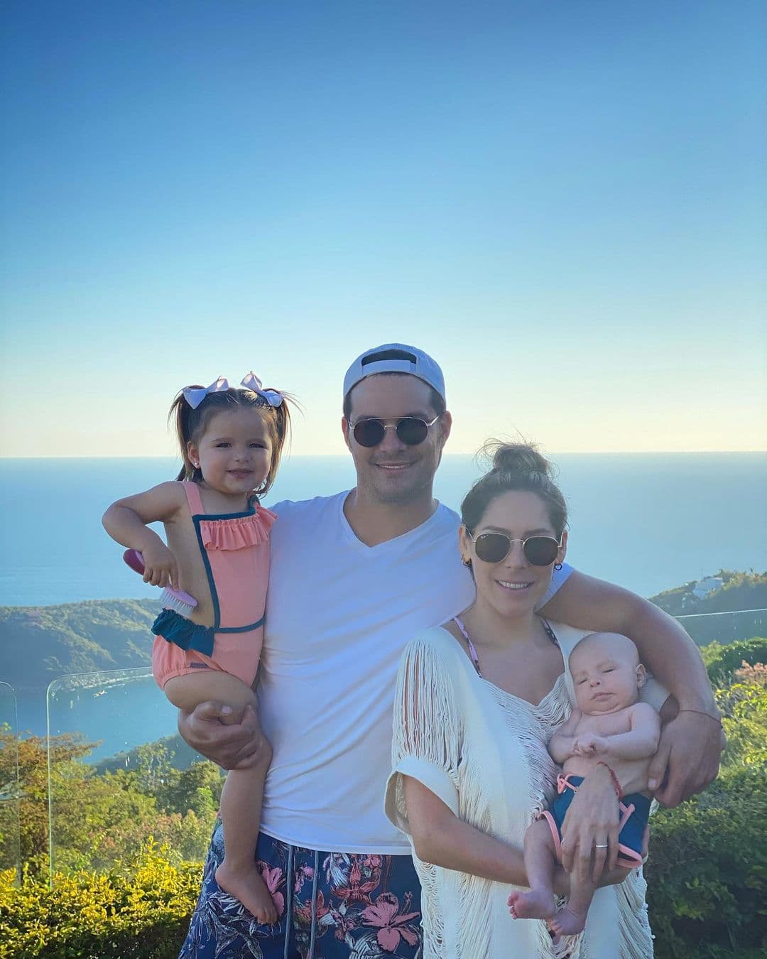 “No puede ser tanta hermosura! Dios bendiga a su familia hermosa”, expresó Andrea Legarreta, “Se parece a tu papá”, anotó en su momento Arlette Pacheco, mientras que Jimena Pérez expresó “¡Abueleó!”.