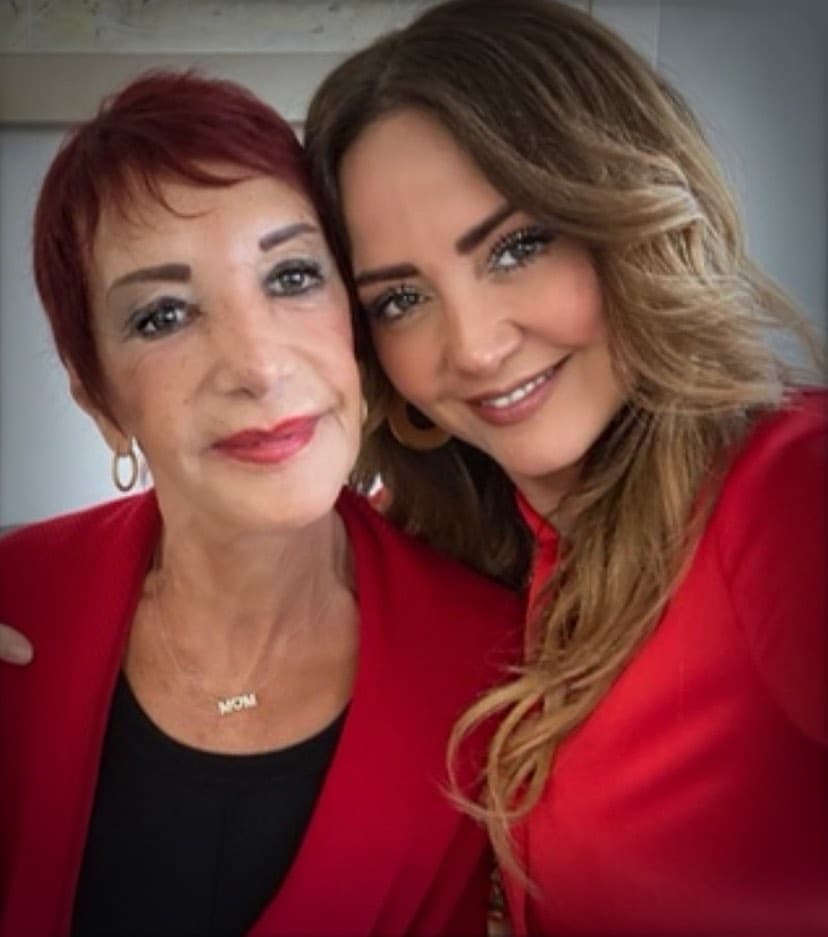 Andrea Legarreta junto a su mamá, doña Isabel Martínez.