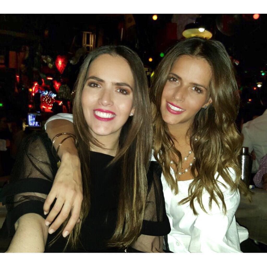 Vicky es la hermana mayor de Claudia Álvarez y es tan parecida físicamente a la actriz, que incluso algunos pensaban que eran gemelas. A diferencia de la protagonista de telenovelas, ella no está involucrada en el mundo artístico y es copropietaria junto a la estrella de Clèeo Studio.