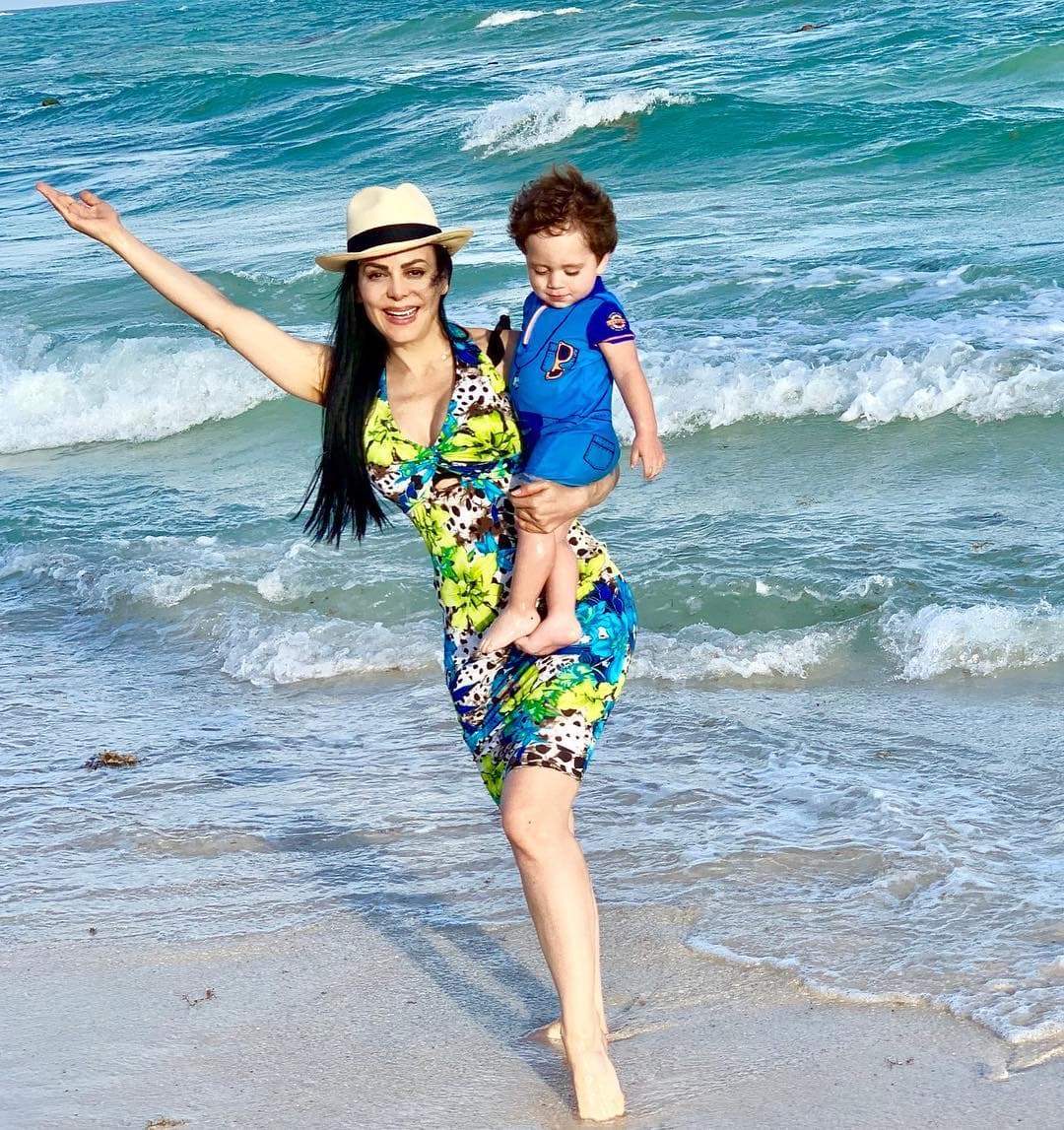 Maribel Guardia en compañía de su nieto en la playa