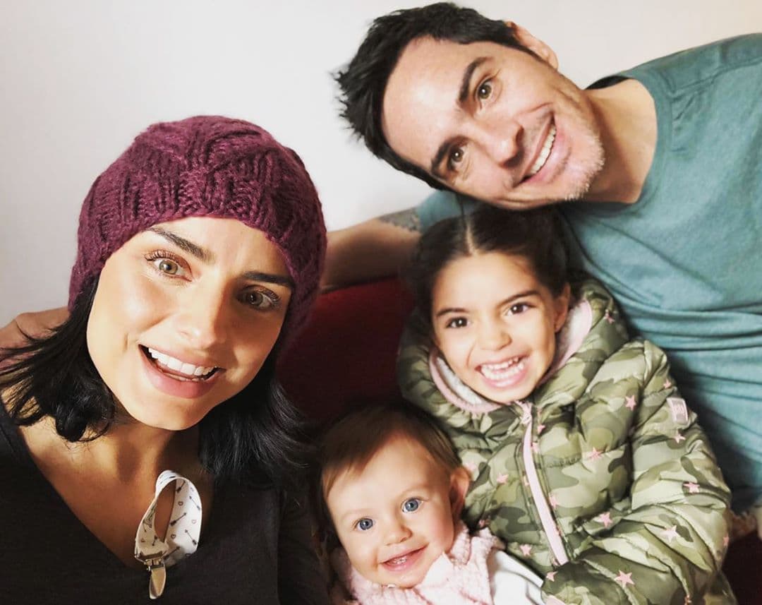Aitana Derbez no pudo haber tenido mejores padrinos de bautizo, pues Alessandra y Eugenio eligieron a Aislinn y a Mauricio Ochmann. La pareja ha compartido que fue gracias a la llegada de Aitana que se animaron a ser papás, pues disfrutan pasar tiempo con la pequeña.