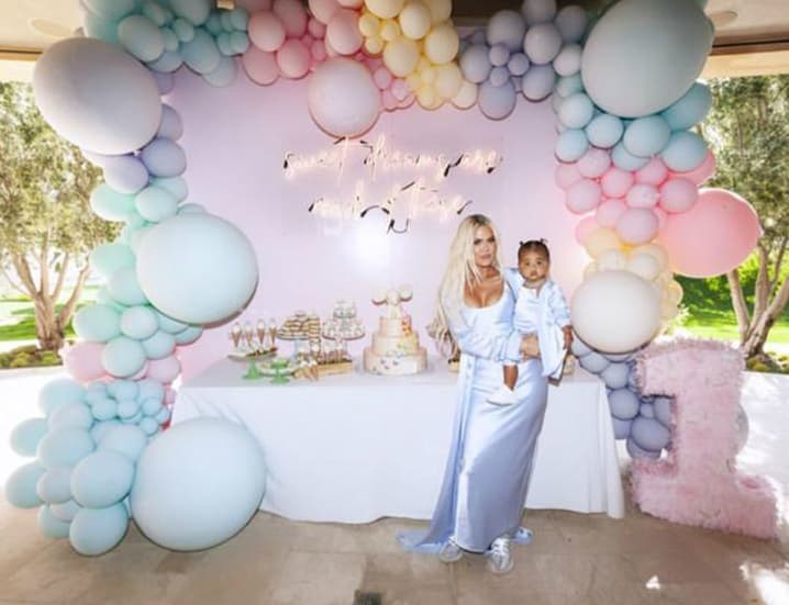 True Thompson Kardashian nació el 12 de abril de 2018. Es hija de la empresaria estadounidense Khloé Kardashian y el basquetbolista Tristan Thompson.