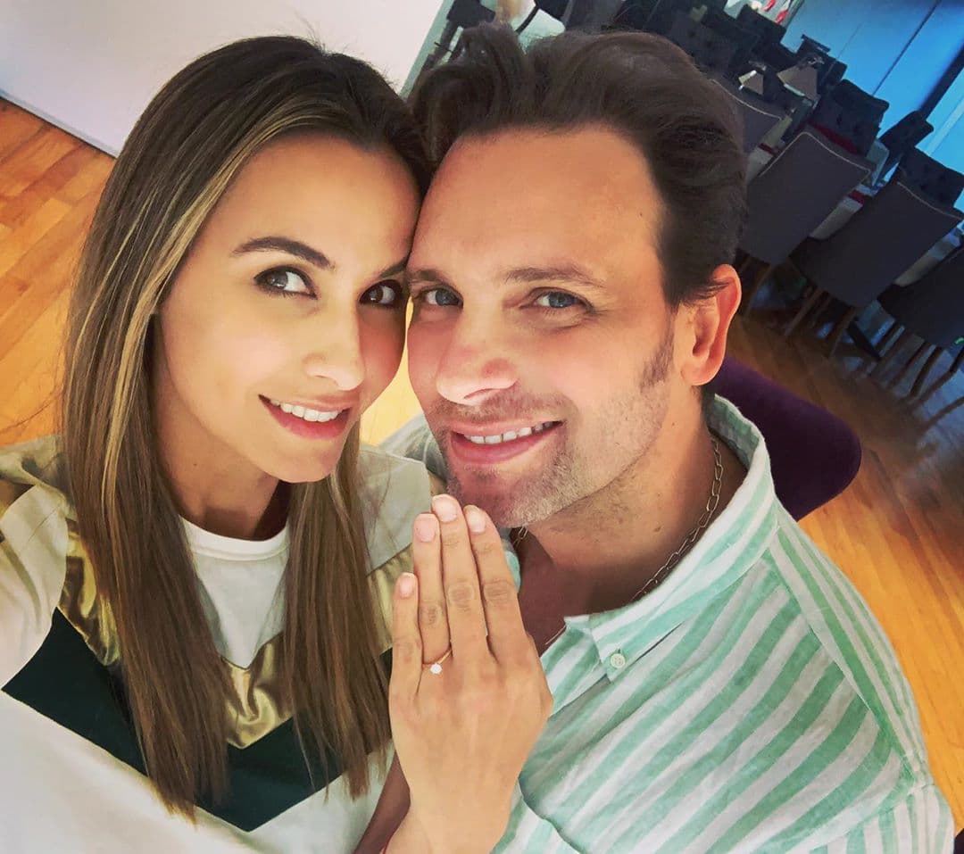 A través de sus redes sociales, ambos famosos compartieron imágenes del emotivo momento, consiguiendo muchas felicitaciones por su futura boda.