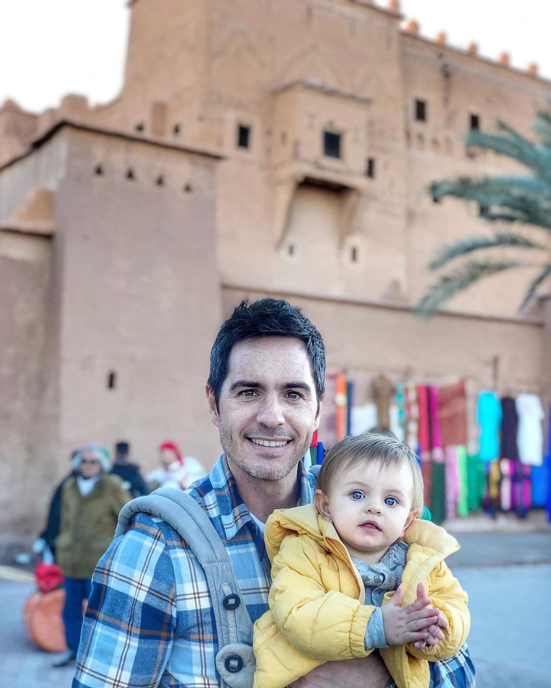“Ya dije que es una gran compañera, una gran mamá, una gran amiga. Otra vez con lo mismo, muy bien. La verdad es que besa muy bien tu mamá. Dios mío, eso querían que dijera, ya para que ya no preguntes”, respondió Ochmann.