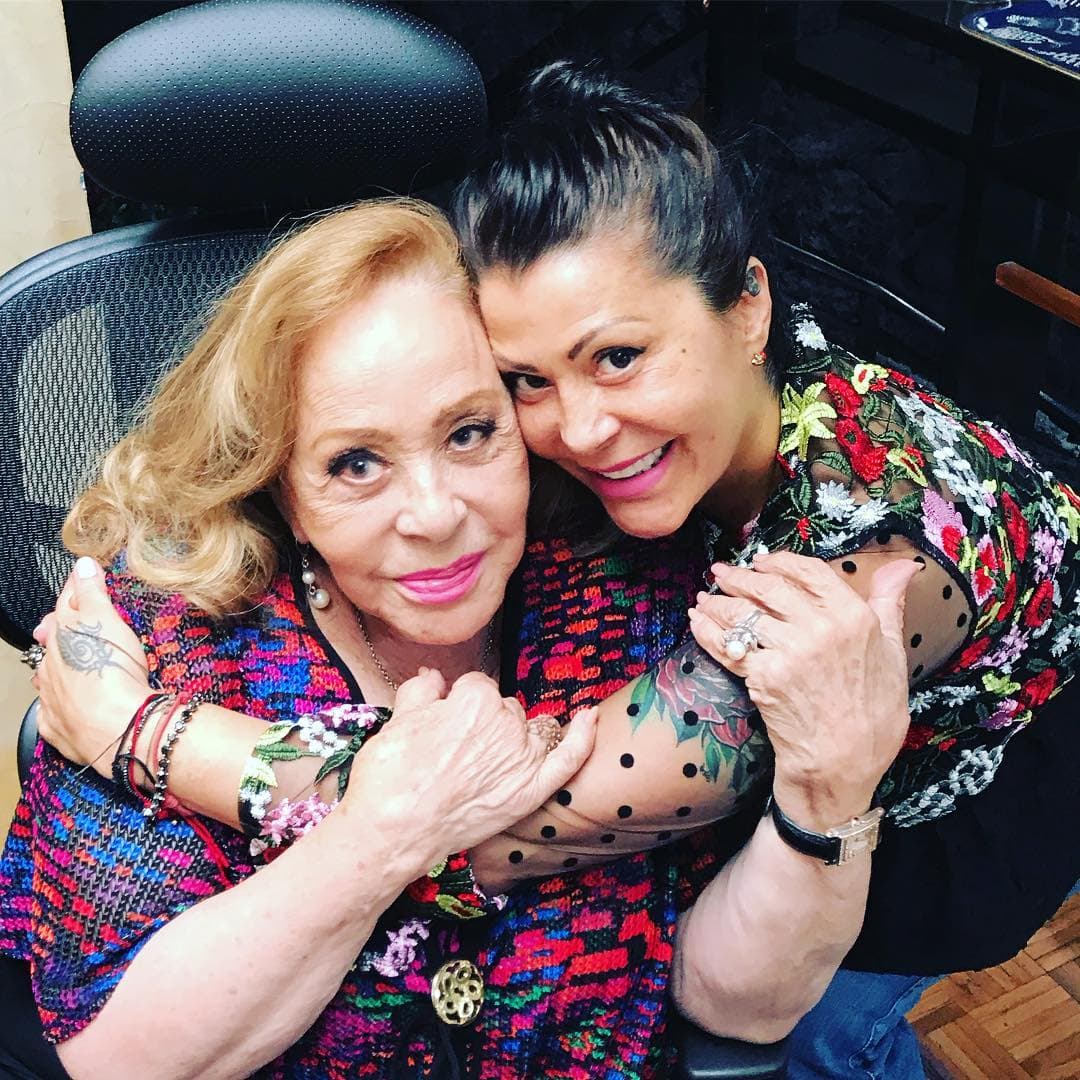 Mientras Frida Sofía la tacha de diabla y mentirosa, Alejandra Guzmán agradece a Silvia Pinal la gran madre que es