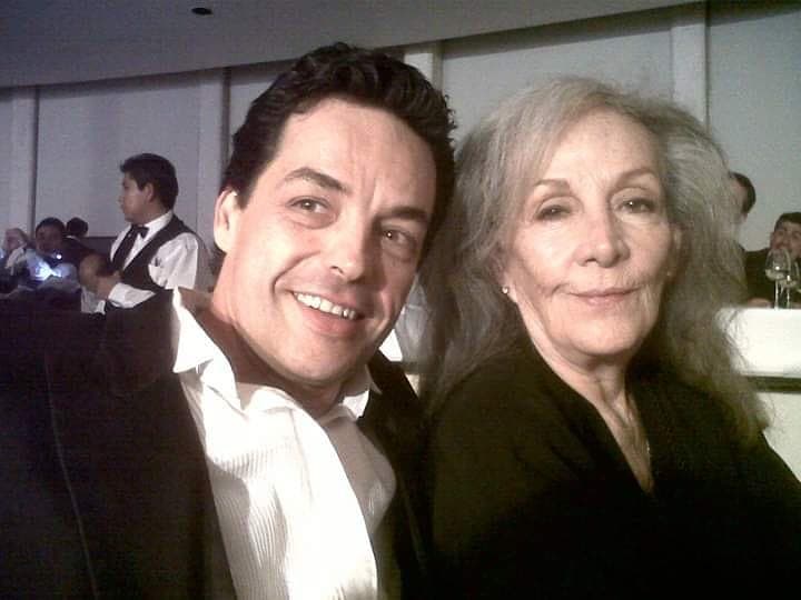 A través de su cuenta oficial de Instagram, el hijo de Isela Vega mostró en repetidas ocasiones la gran relación que tenía con su madre, a la cual era muy unido.