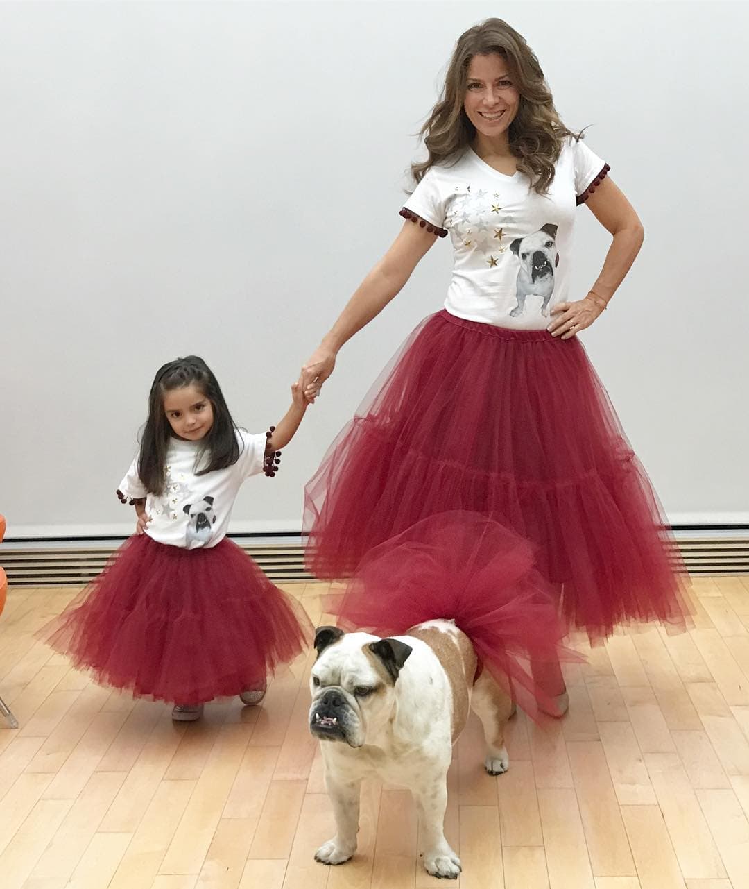 Previo a la premiación, madre e hija celebraron el día del cachorro junto a su mascota Fiona; en la imagen ambas lucen una falda de tul y una t shirt con el rostro de la Bulldog estampado al frente. ¿Les gusta su estilo?