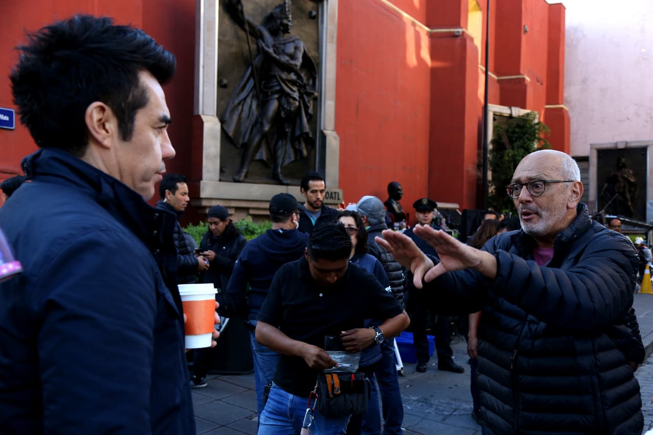 Adrián escuchó atento las indicaciones del director de escena para realizar la escena a la perfección.