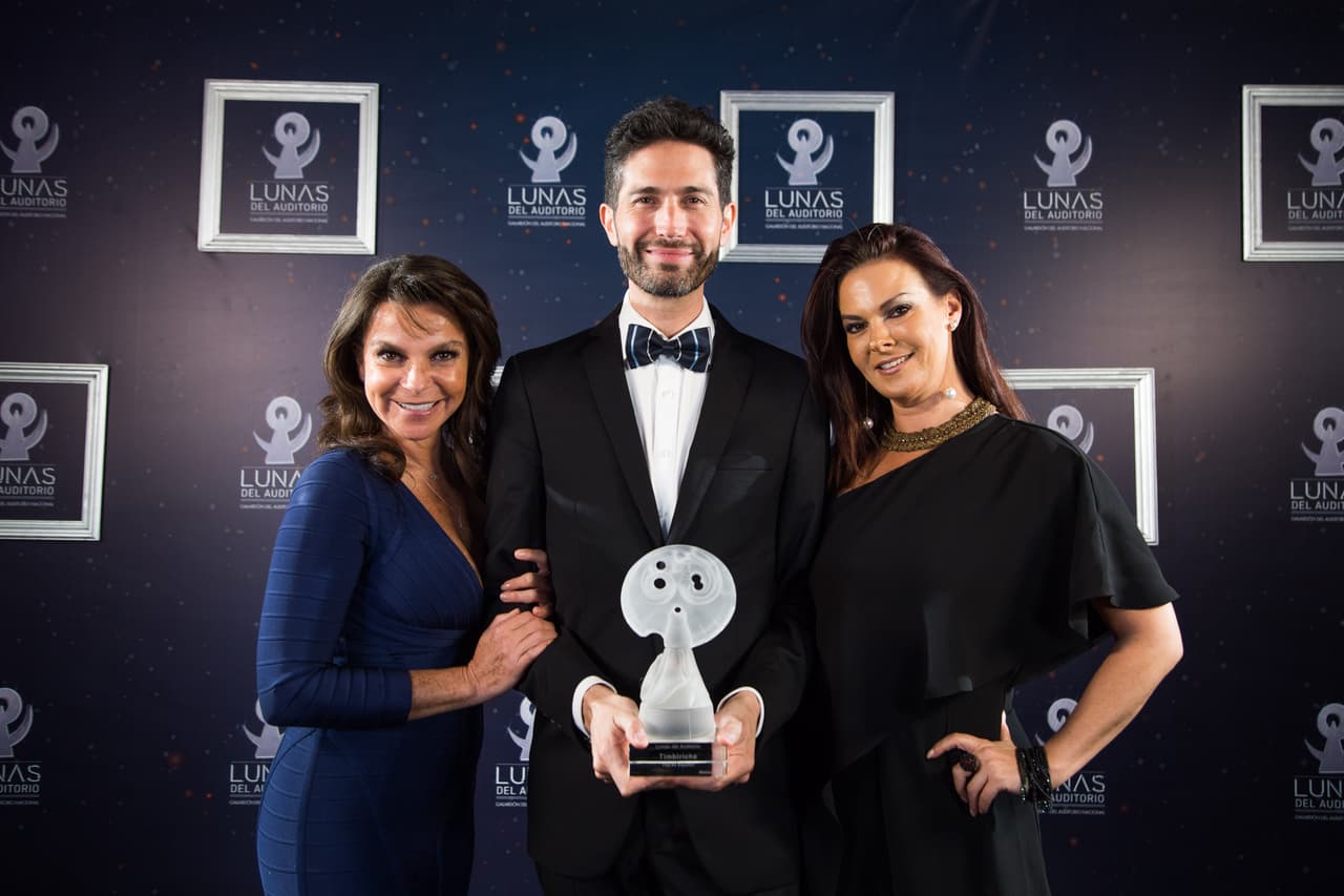 Benny Ibarra, Alix y Mariana recibieron la presea para Timbiriche en la categoría Pop en español.