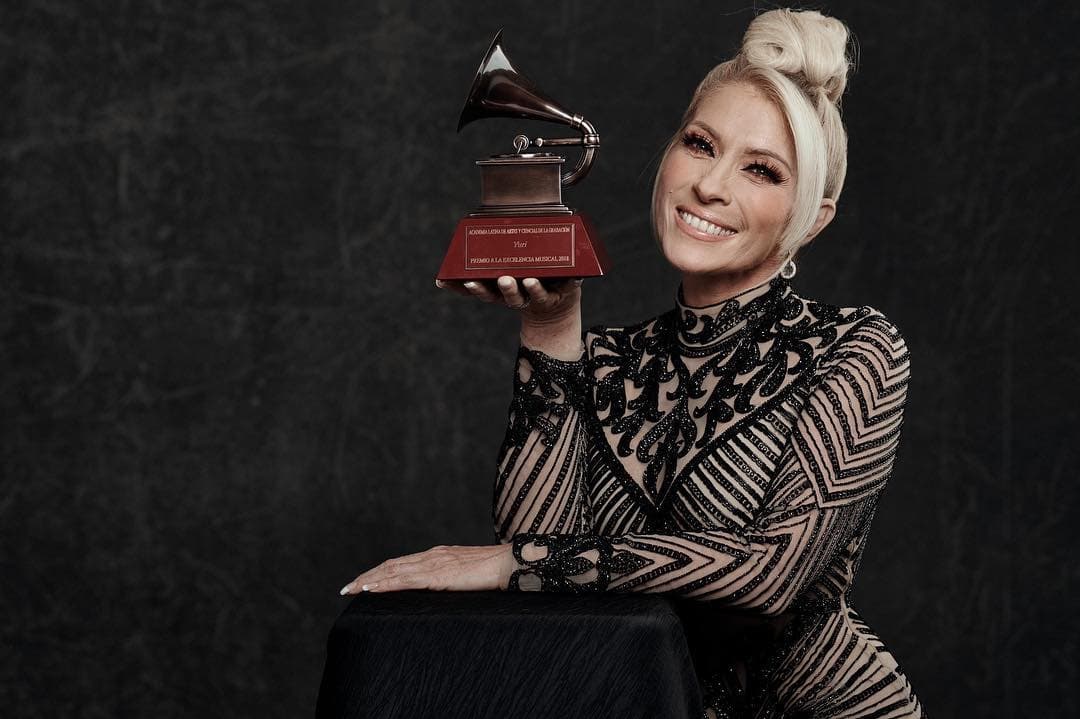 La cantante mexicana Yuri recibió el Premio a la excelencia musical por parte de los Latin Grammy 2018.