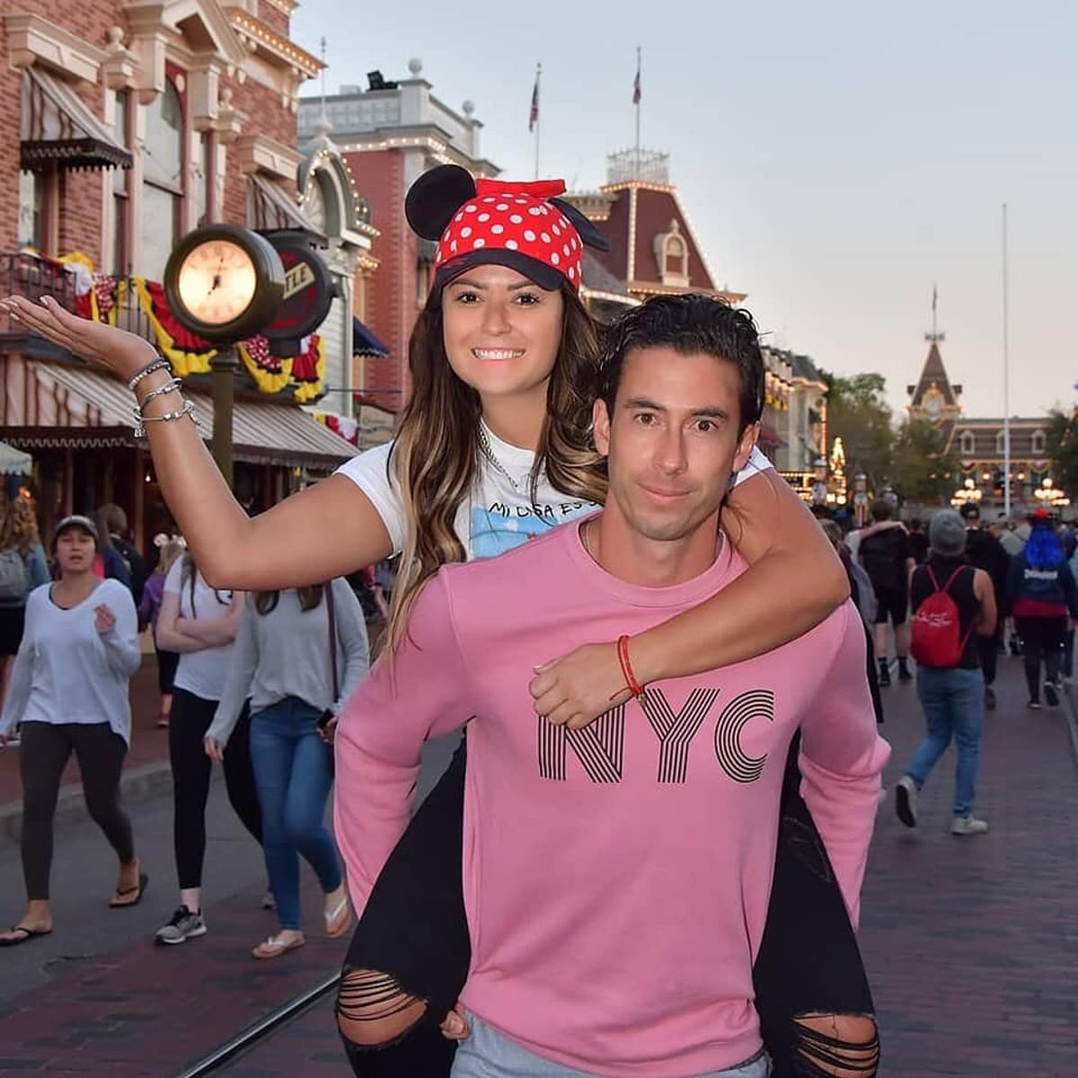 Mariana Echeverría celebra su aniversario mientras su esposo exhibe cómo se conocieron