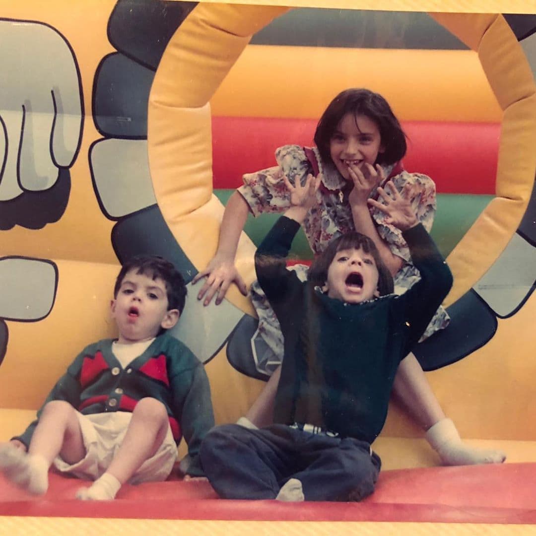 Hace unos días y con motivo del cumpleaños de Vadhir, Aislinn Derbez causó revuelo en redes sociales al publicar una foto inédita de infancia, en la que también aparecen sus medios hermanos: Vadhir y José Eduardo; por lo que ahora te mostramos cómo se veían de bebés todos los integrantes de la familia Derbez.