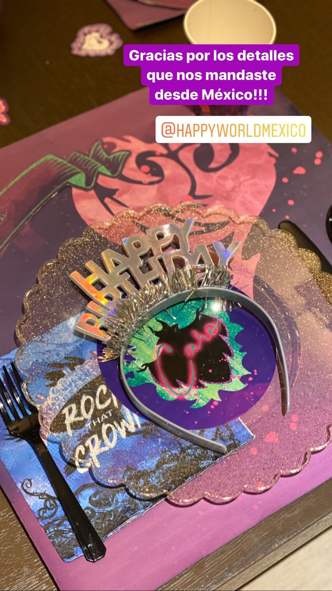 Jacky Bracamontes también mostró que organizó un pequeño festejo con temática de Descendientes, en el que hubo piñatas miniatura, bolsas de dulces y un kit de chef para las pequeñas.