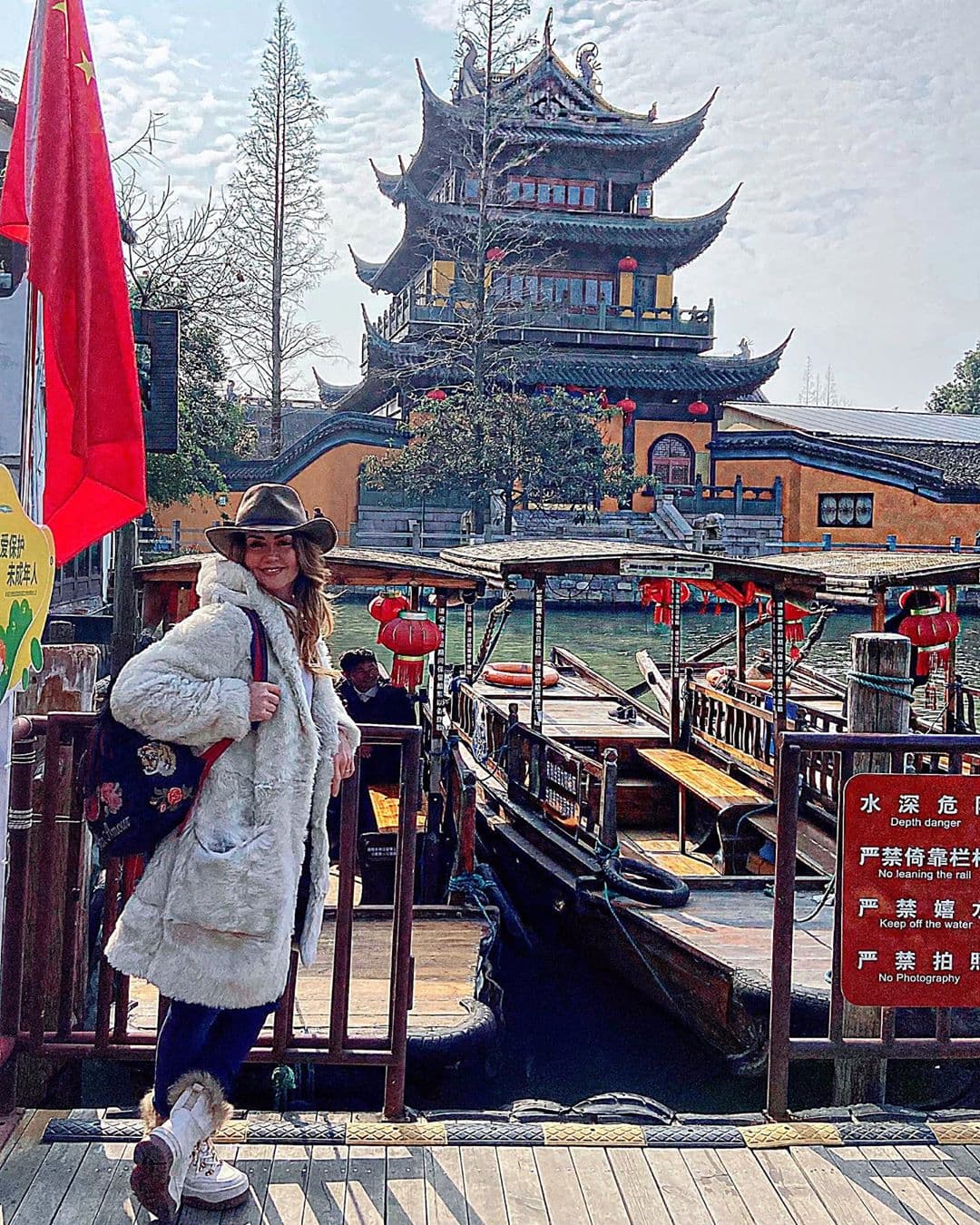Mientras que en otra fotografía escribió sobre el “hermoso pueblo #Zhujiajiao”. “¡¡Es una verdadera belleza!! Casitas, tiendas, puestos de comida, gente muy amable y sonriente, balsas y canales de agua, hacen de hermoso pueblo chino un lugar mágico e inolvidable”, comentó junto a un emoji en forma de corazón.