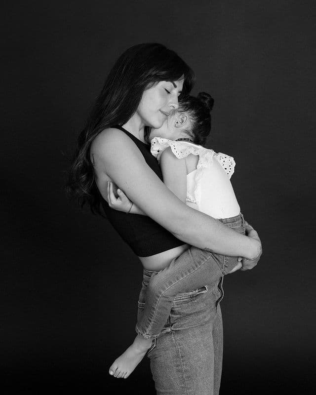 Zuria Vega, como pocas veces, publica tiernas fotos de su hija