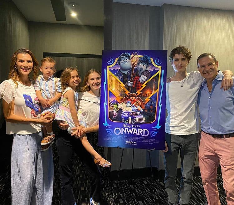 Aunque los cinco hijos de Alan Tacher son idénticos a él, es Alex quien parece gemelo del exconductor de Hoy, hecho que se lo hacen notar en redes sociales.