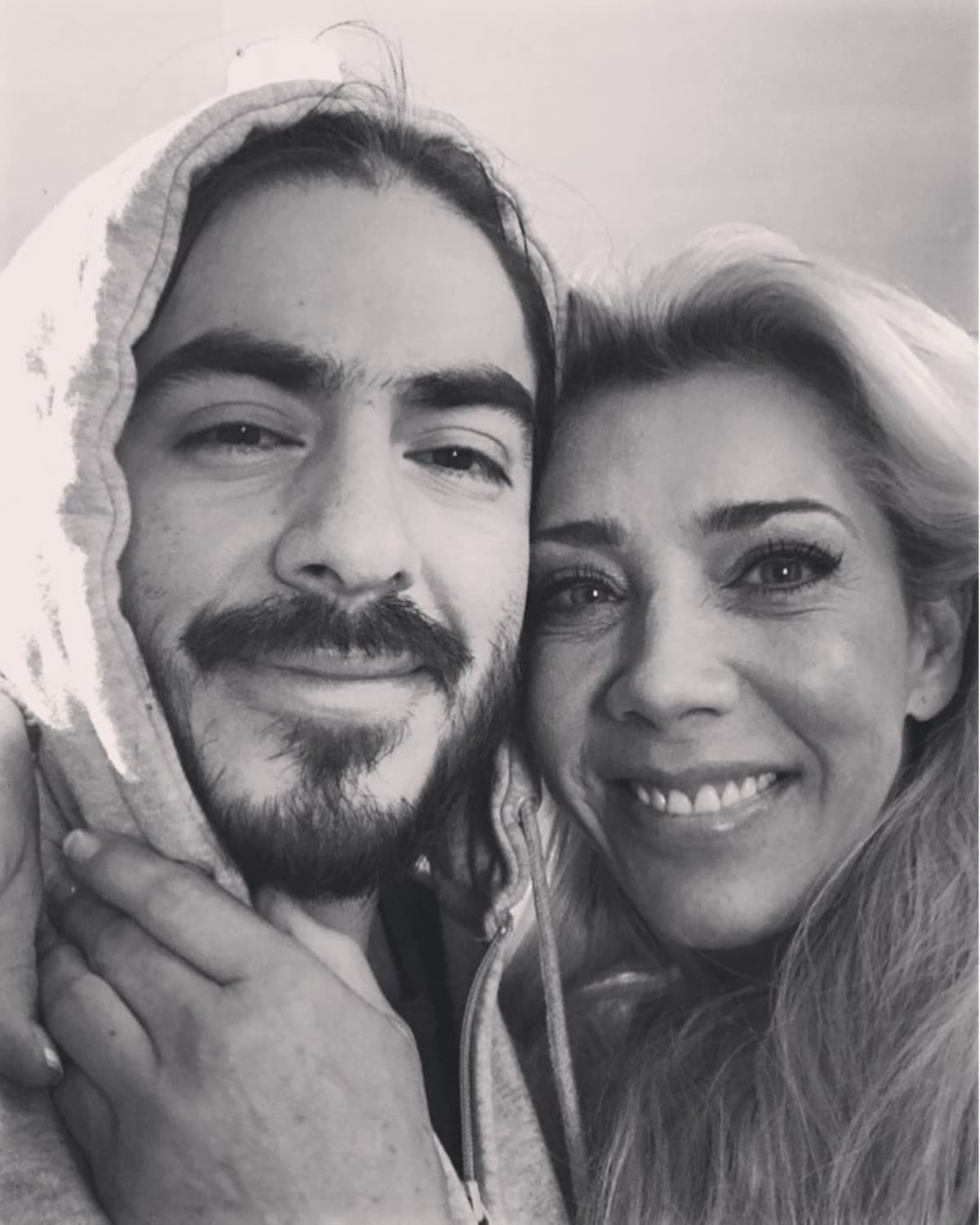 El 16 de abril, Cynthia Klitbo anunció a través de un comunicado que su idilio amoroso con Rey Grupero había llegado a su fin, destacando que sus objetivos de vida eran distintos. “Desafortunadamente no nos alcanzó el amor (…) Nuestra amistad queda intacta”, escribió en Instagram.