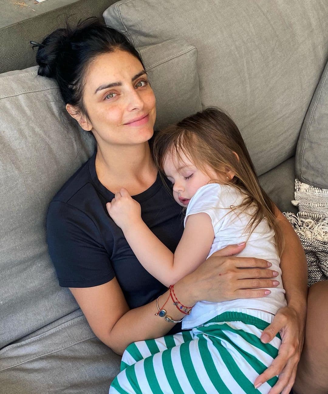 En febrero de 2018, Aislinn Derbez debutó como mamá de la pequeña Kailani, quien acepta es su más grande amor y su reto más importante en esta vida.