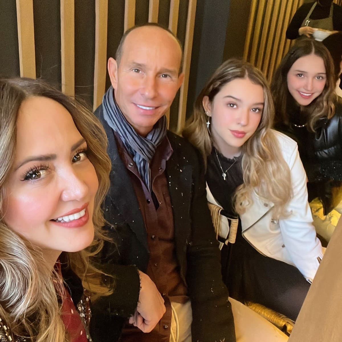 El cantante y las adolescentes se encuentran de viaje por Estados Unidos