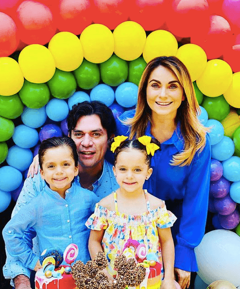 Elizabeth Álvarez es otra actriz que ha confesado encomendar a sus hijos con la Virgen de Guadalupe, incluso el 12 de diciembre de 2019 compartió que llevó a sus mellizos a la Basílica. "Virgencita de Guadalupe gracias por todo, te celebramos siempre en México. Cúbrenos con tu manto y protege a todos nuestros niños, tú que eres madre sabes que no queremos que nada les pase", escribió en su cuenta de Instagram.