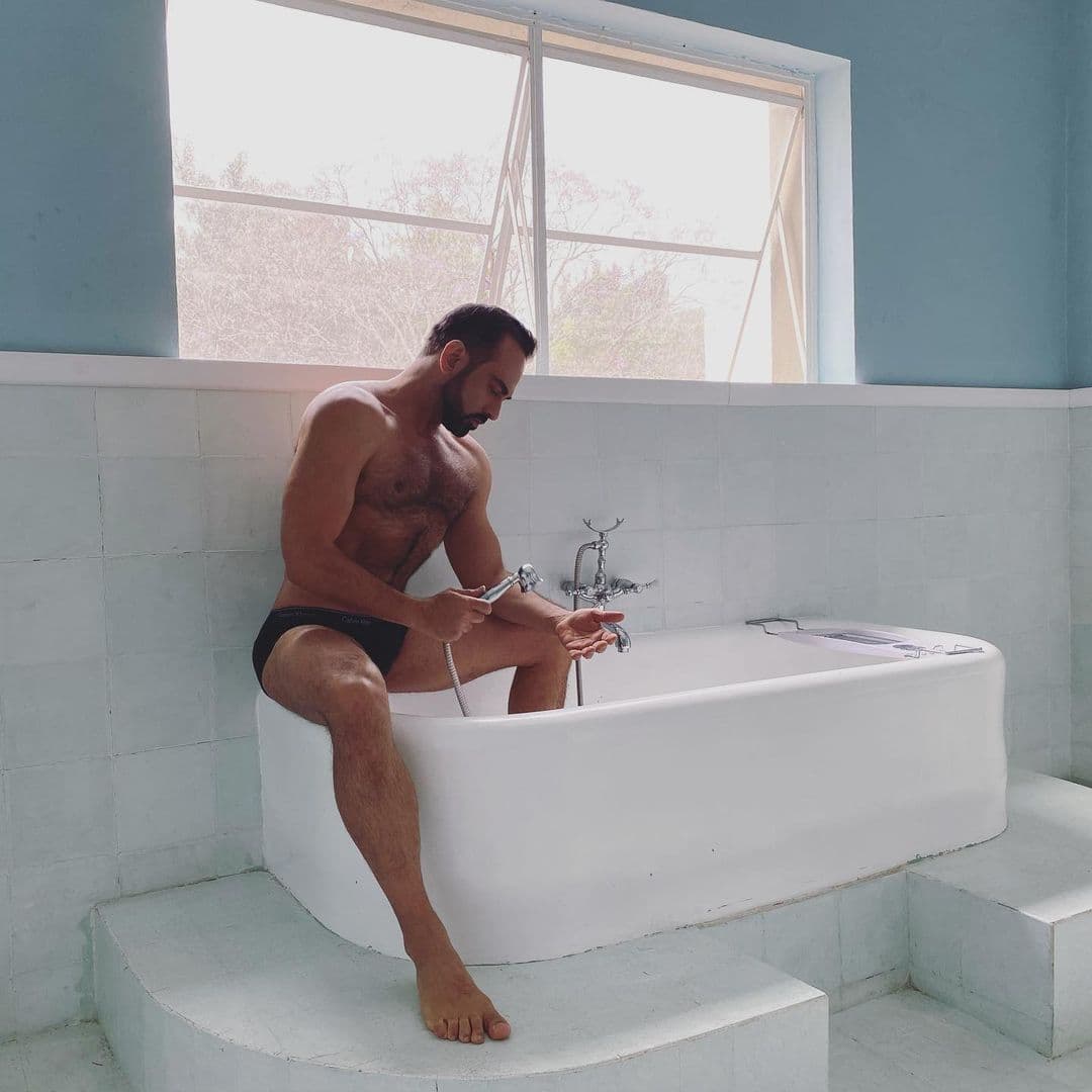 Ariel Miramontes constantemente presume su tonificado cuerpo en redes sociales y roba miradas ya sea en traje de baño, desde la playa, junto a sus hijos, haciendo ejercicio o incluso en el baño.