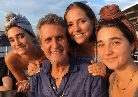 Al igual que sus otras hermanas, Maya es muy cercana a sus padres, con quienes constantemente comparte fotografías en su cuenta oficial de Instagram.