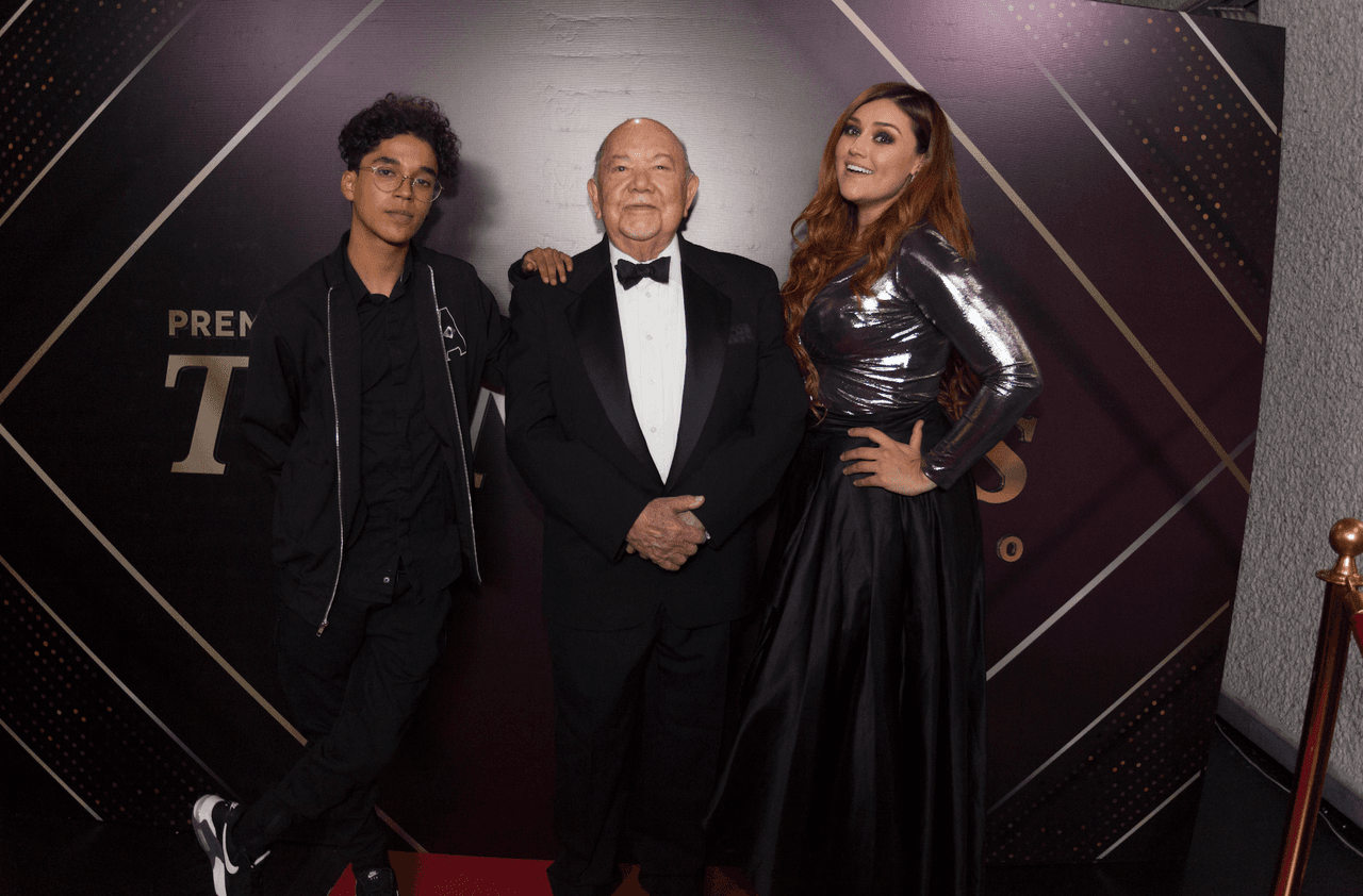 Todos eligieron el color negro para vestir debido a la elegancia del momento.