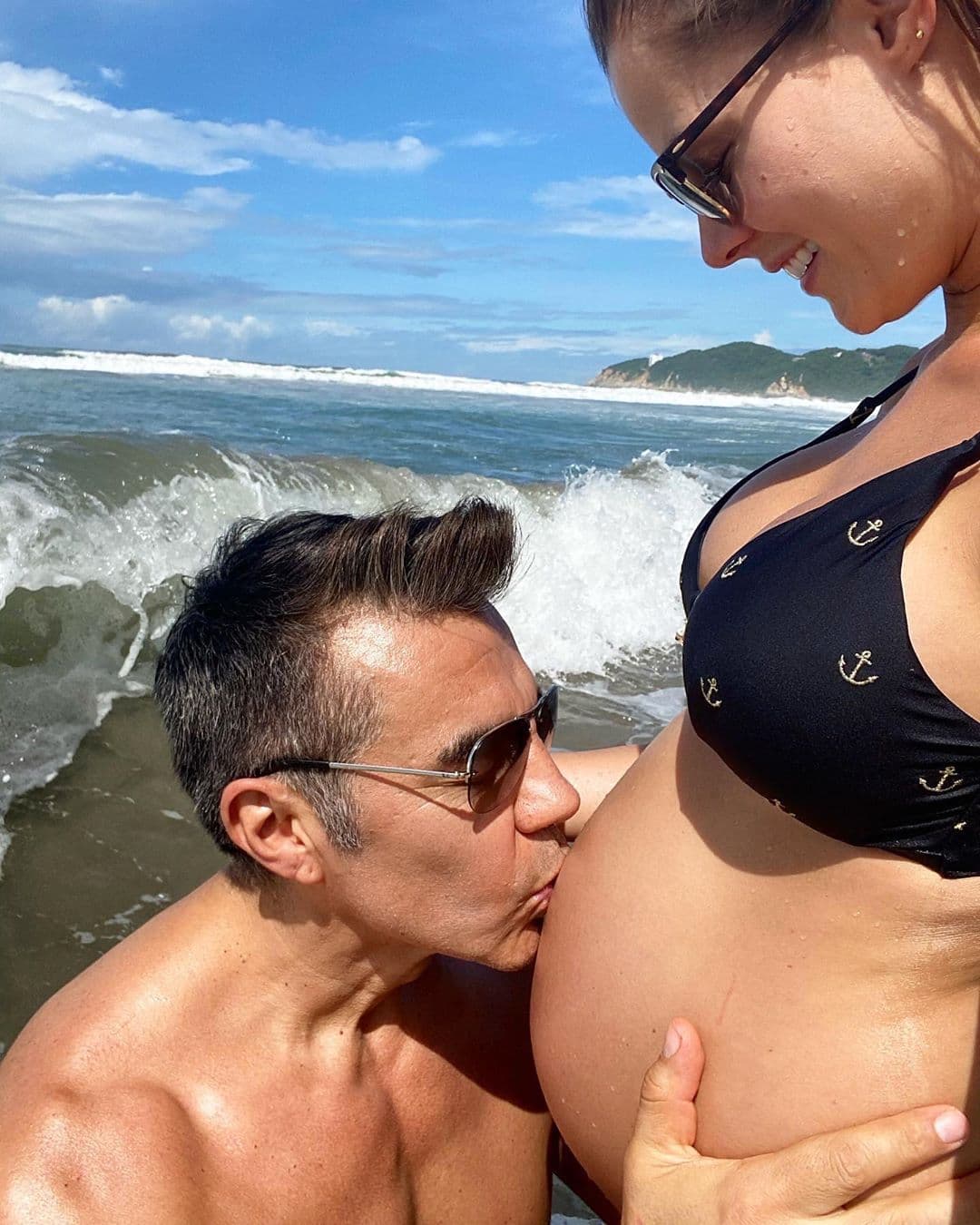 Ya con 8 meses de embarazo, los famosos protagonizaron una espectacular sesión de fotos, en la que presumieron cuánto había crecido la pancita de Thuany. “¡Ya casi te vamos a conocer mi amor! 8 meses. Te amo Thuany Martins”, escribió el presentador en Instagram.