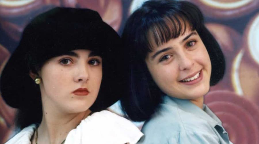 La productora de Según Bibi, Marisol Mijares, invitó a Irán Castillo y Nora Salinas a participar en el primer capítulo de la serie. Así lucían Marisol e Irán en 1994.