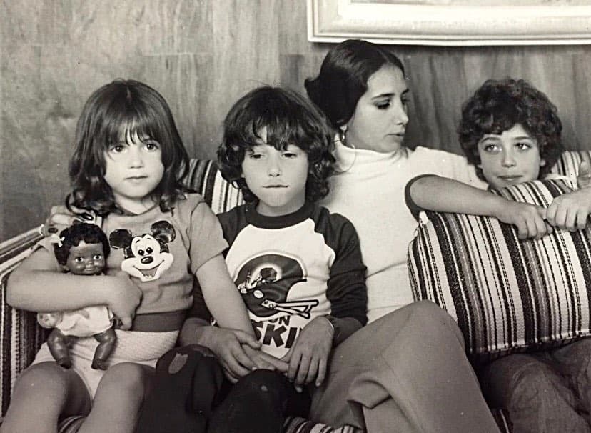 “El bullying lo conocí con mis hermanos eran tremendos, sobre todo el de en medio… Era un jodón, me metía cosas en la cabeza, yo me iba a dormir aterrorizada y a veces yo no me podía dormir, a veces entraba a su cuarto y me ponía a dormir en el piso para sentirme acompañada… No me gustaba ser rajona, sabía que era cosas de niños. Era una niña muy madura, aprendí con ellos a ser niña niño. Mi universo era con barbies, mi mamá siempre me tenía impecable con mis trenzitas, era muy femenina, pero jugaba football americano con mis hermanos”, detalló.