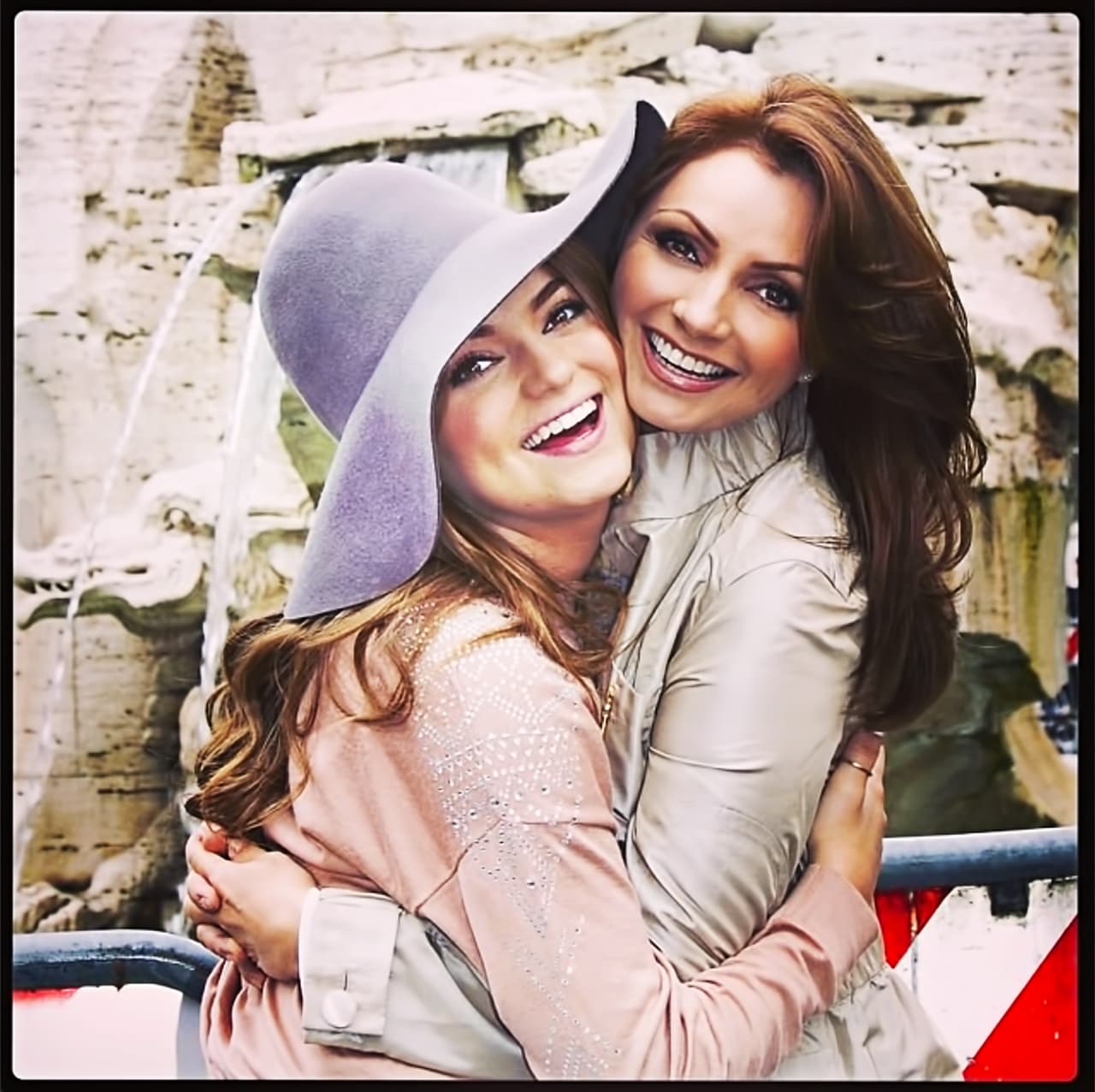 La actriz Angélica Rivera y su hija Sofía Castro.