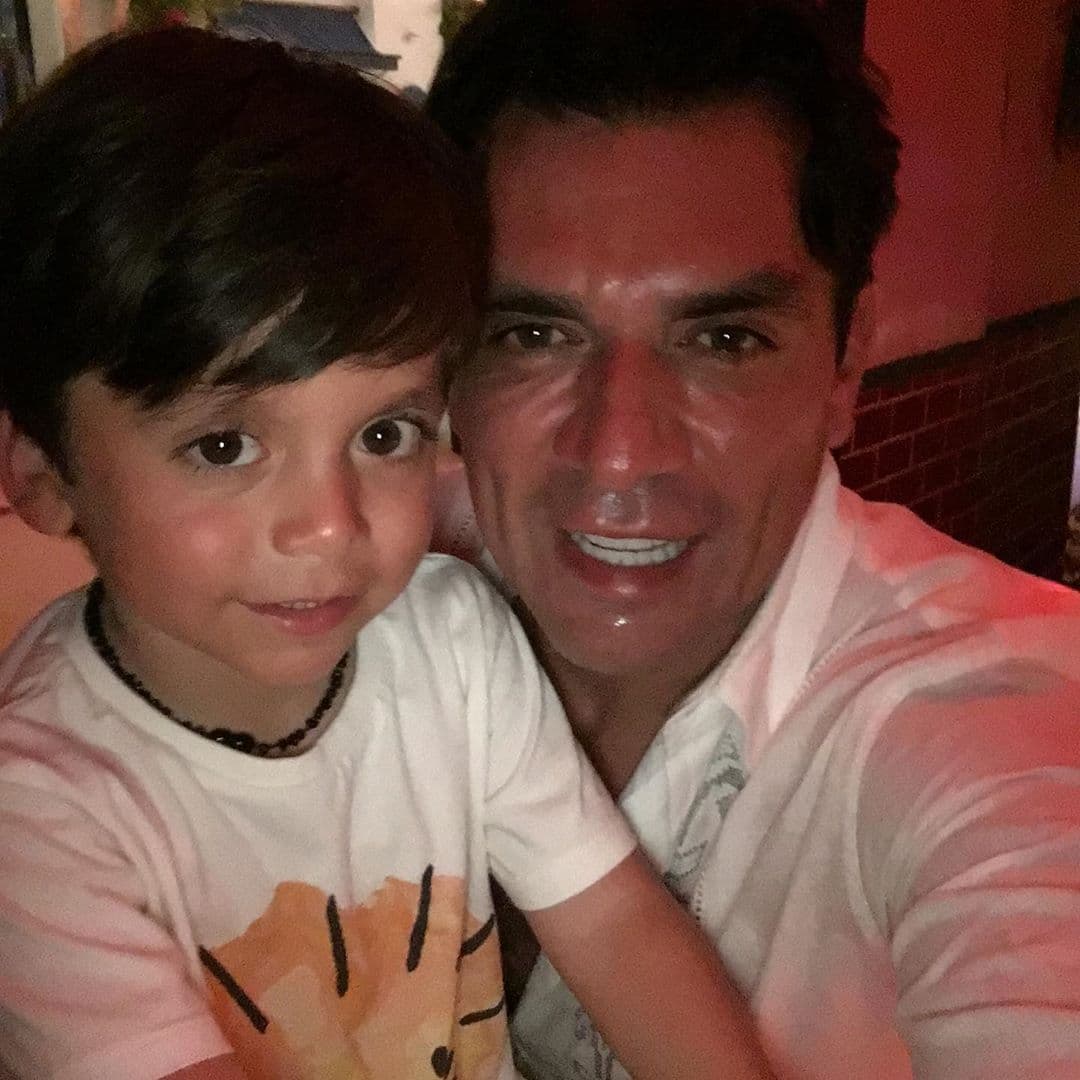“Le digo a Jorge te voy a ver otra vez joven y guapo, pues si es que León es idéntico es impresionante el parecido y él mismo lo ve. Sí se impacta de ver a León tan parecido a él, y la foto de Jorge de niño o sea es así, y el parado y la mirada y la voz, o sea todo, es una copia total y absoluta. León con su personalidad porque también tiene muy definido, pero sí parecido a su padre. A él le encanta parecerse a su papá obvio”, destacó.