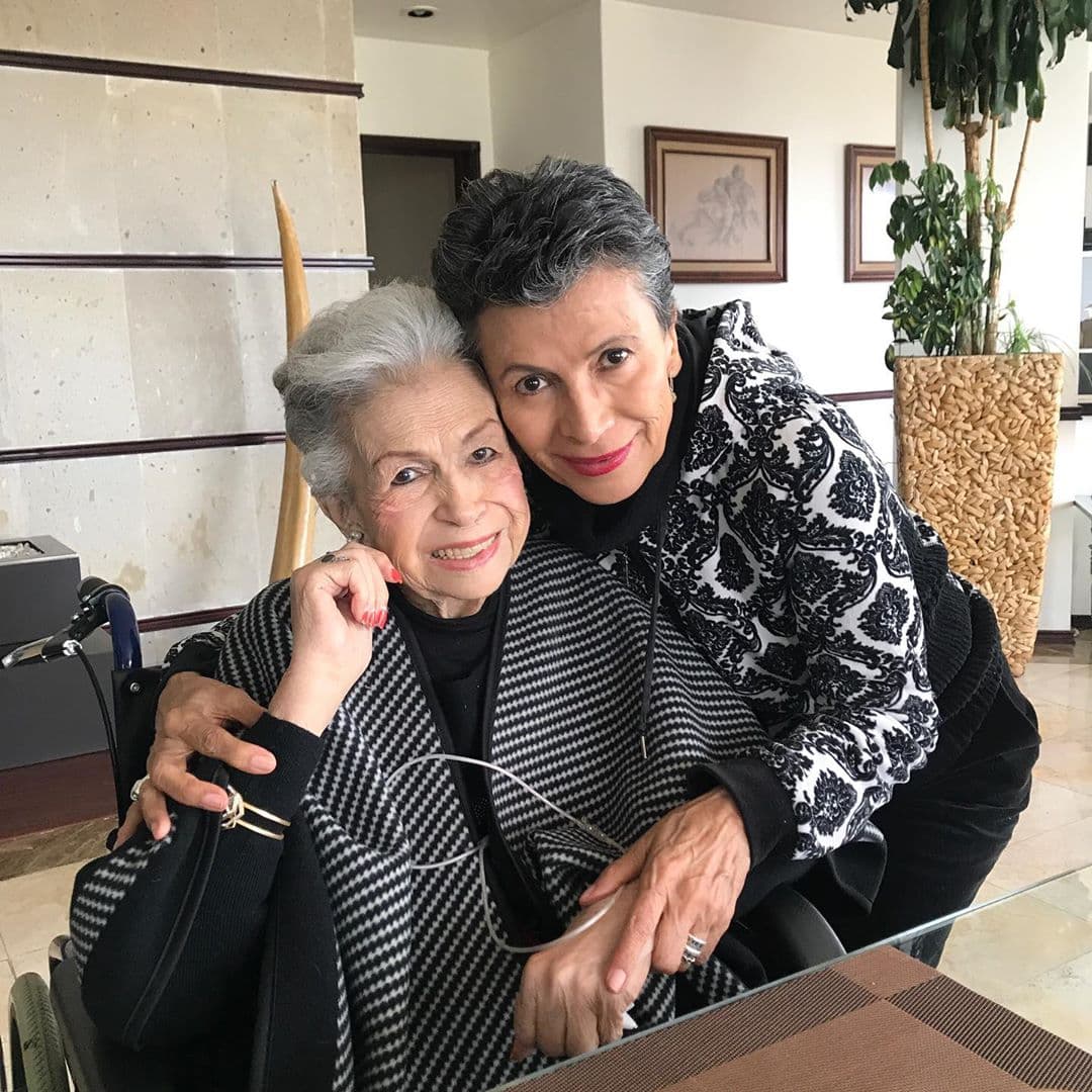 La actriz anunció el fallecimiento de doña Martha Reyes Spíndola a trav´es de redes sociales.