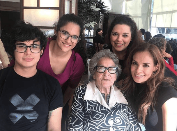 "Mi hijo es una buena persona, mi hijo es una persona incluyente, es cero machista, al contrario. (....) Es un niño (...) que, al contrario, tuvo mucha eduación, tuvo terapia (...) y ha tenido toda la contención posible", añadió.