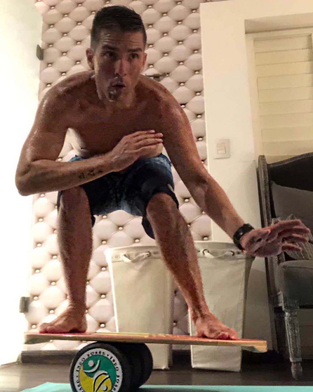 En 1998 se convirtió en campeón nacional de Esquí en Estados Unidos; en 2009 obtuvo el campeonato nacional mexicano; mientras que en 2011, rompió el récord mundial.