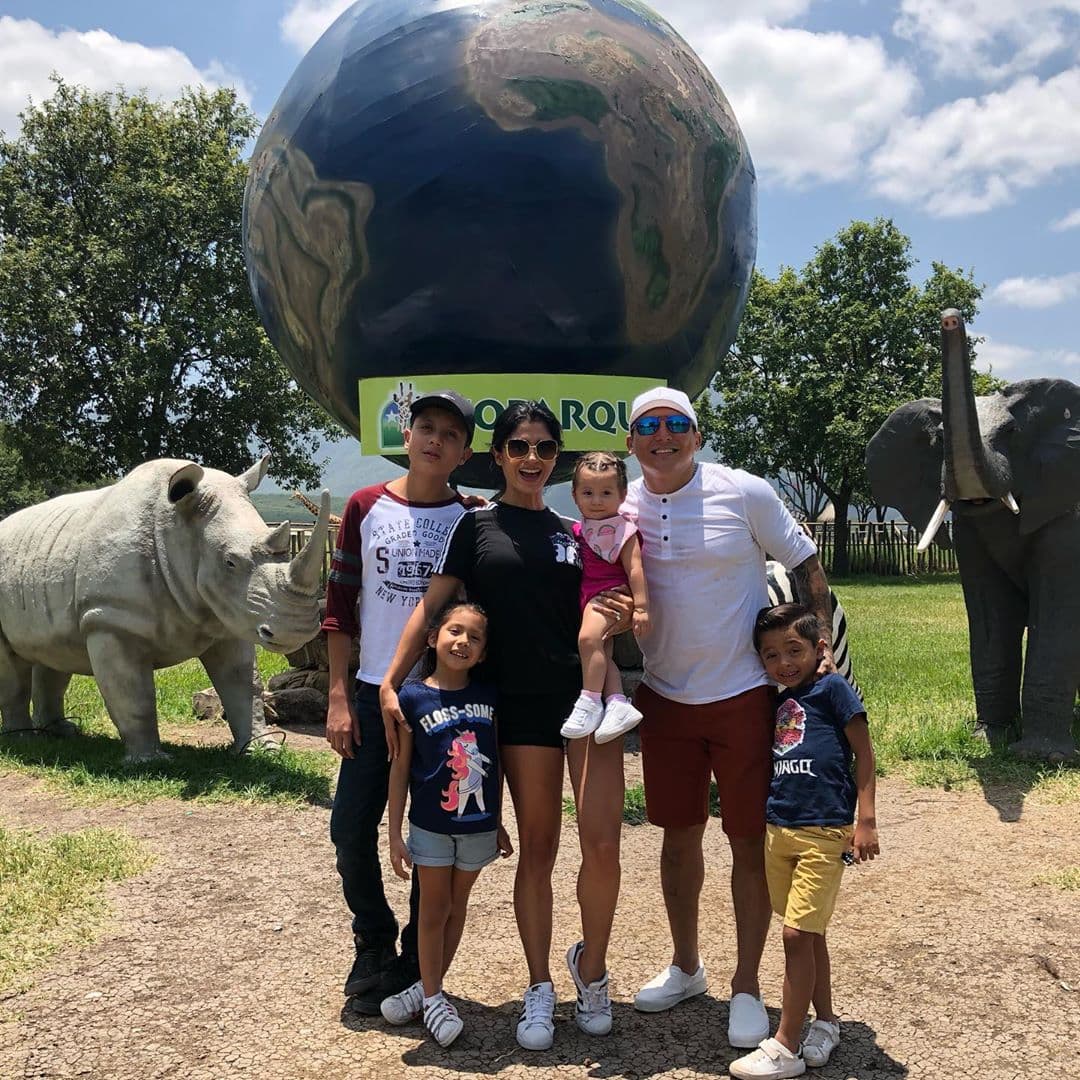 Situación que a tres años del comienzo de su historia de amor parece llevarse de maravilla, pues el cantante ha acogido a los hijos de la modelo, Elian y Damián, como propios.