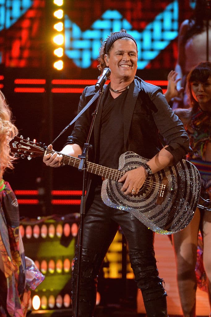 En 2016, el colombiano y máximo exponente del ballenato recibió el Premio Lo Nuestro a la excelencia en el que hizo gala de sus canciones más emblemáticas, como "La Gota Fría", "Quiero Casarme Contigo" y "El Mar de sus ojos", y en la que compartió escenario con estrellas de su país natal, como Juanes y Maluma.