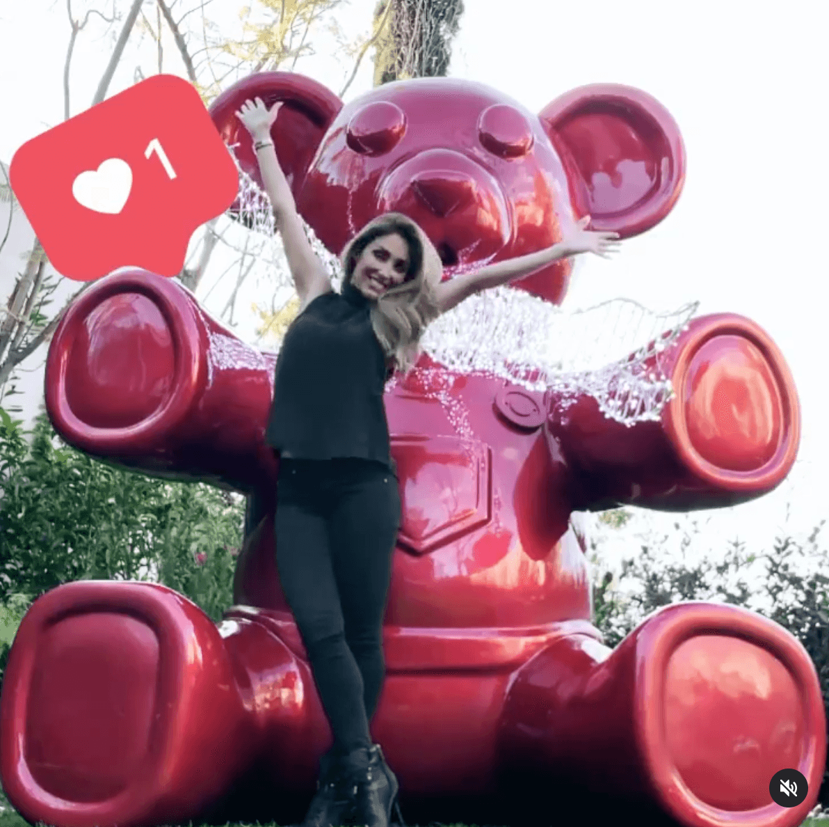 Anahí impresiona con el gigantesco oso que puso en su jardín para celebrar la Navidad